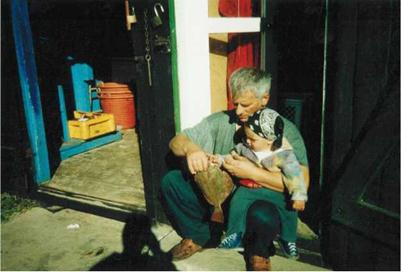 Na zdjęciu: Ryszard Szulc  „przekazuje" rodzinne tradycje rybackie wnuczkowi Jakubowi